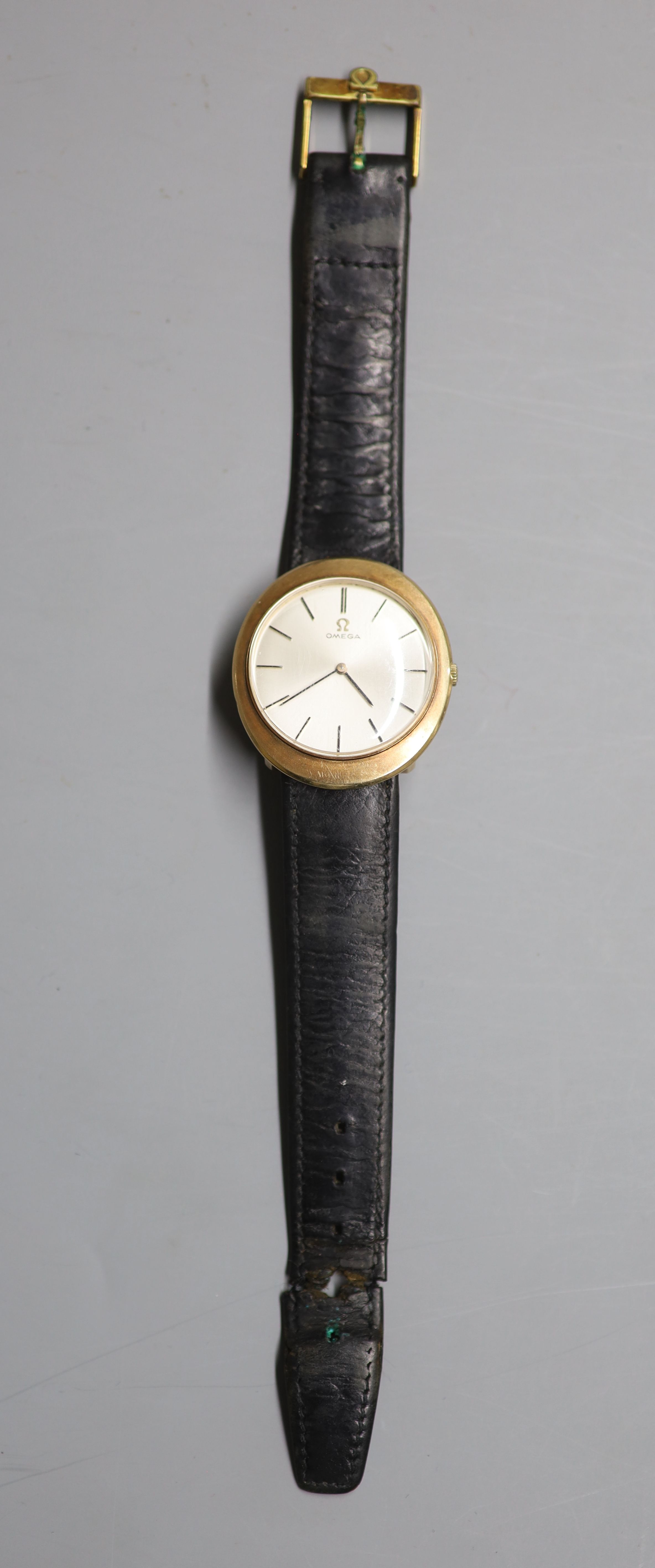 A gentlemans 9ct gold Omega manual wind dress wrist watch, on associated damaged leather strap,